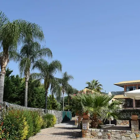 מלון Almyra Village אדיפסוס