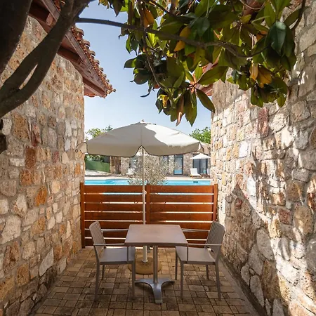 Almyra Village 에디프소스